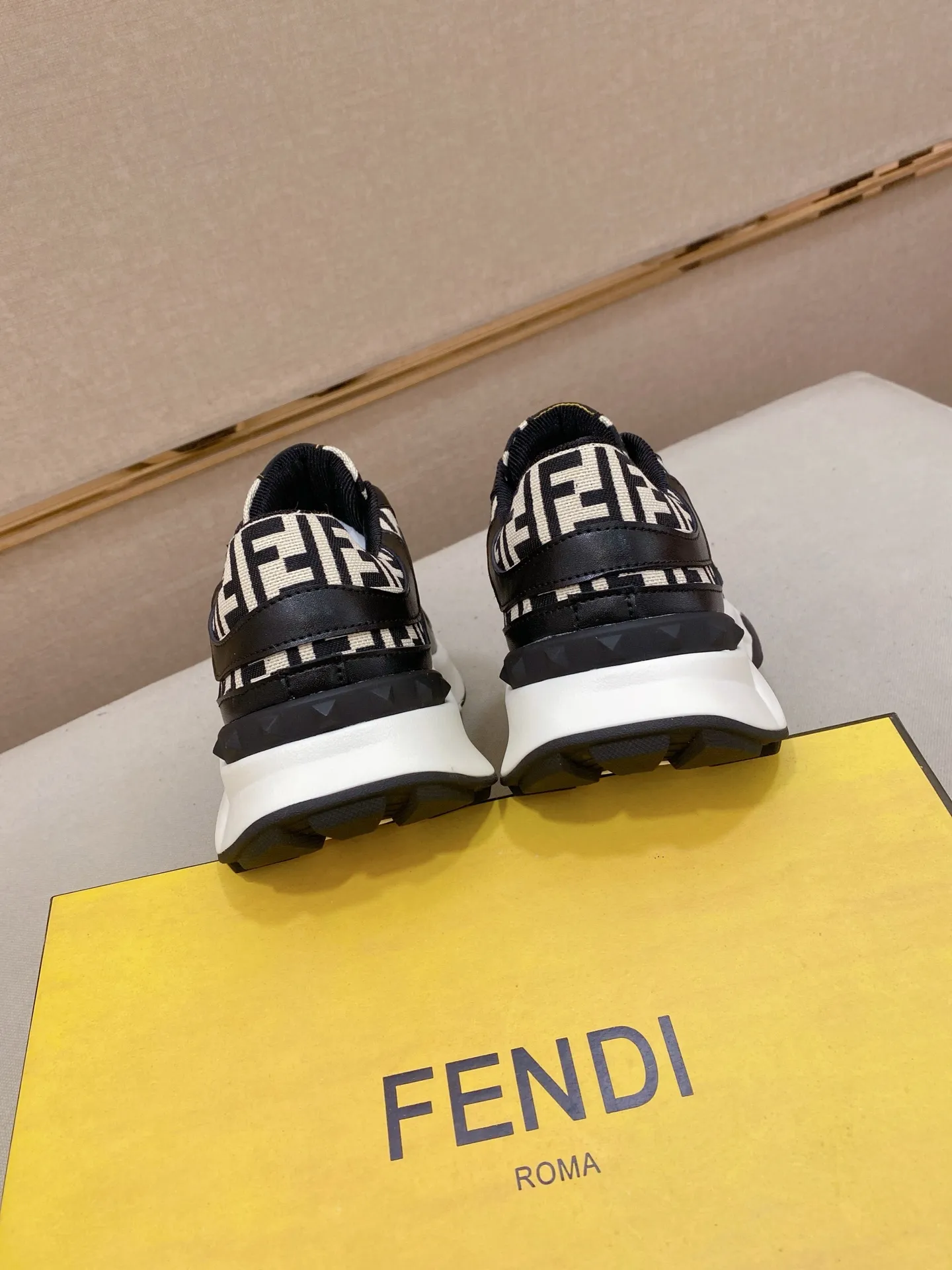 Men's shoes 💰 462💰 (fendi) New style 👊🏻 upper 🇮🇹 imported cowhide fabric 🇩🇪 lining imported sheepskin lining. The original outsole is molded to highlight the identity of every man, and the upper foot is elegant and stable🚶🏻🚶🏻The high-end custom counters reproduce the original version📯No matter the wind or rain, the shoe last remains unchanged and can withstand the verification of time🔍️,🔵 Size: 38-44